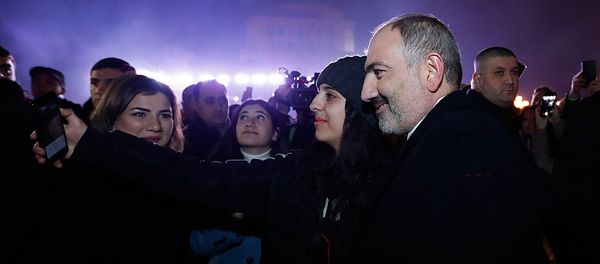 Премьер-министр Армении Никол Пашинян поздравляет граждан с Новым годом на площади Республики (1 января 2020). Еревaн - Sputnik Արմենիա