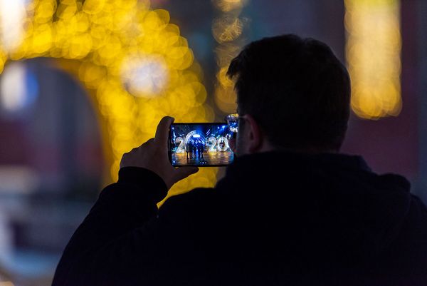 Турист фотографруют знакомых  у новогодней иллюминации на Северном проспекте - Sputnik Армения