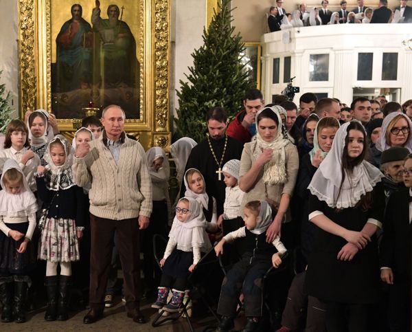 Кто так позабавил Путина на рождественской церемонии в питерском храме Кто так позабавил Путина на рождественской церемонии в питерском храме - Sputnik Армения