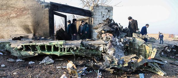 Спасатели у обломков потерпевшего крушение украинского самолета с 176 пассажирами возле аэропорта Имама Хомейни (8 января 2020). Тегеран - Sputnik Армения