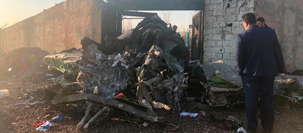 Обломки потерпевшего крушение украинского самолета с 176 пассажирами возле аэропорта Имама Хомейни (8 января 2020). Тегеран - Sputnik Армения