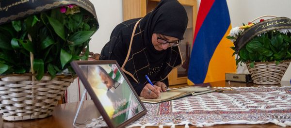 В Посольстве Ирана в Армении открыта книга соболезнований в связи с убийством иранского генерала Касема Хосейни (8 января 2020). Еревaн - Sputnik Армения