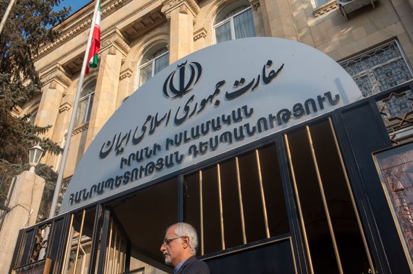 В Посольстве Ирана в Армении открыта книга соболезнований в связи с убийством иранского генерала Касема Хосейни (8 января 2020). Еревaн - Sputnik Армения