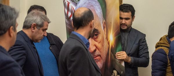 В Посольстве Ирана в Армении открыта книга соболезнований в связи с убийством иранского генерала Касема Хосейни (8 января 2020). Еревaн - Sputnik Армения