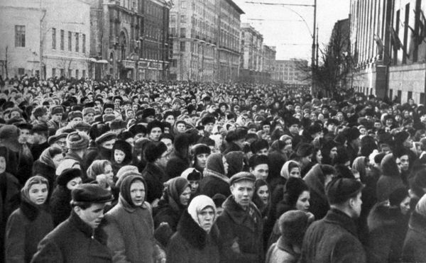 Смерть на похоронах, или Как иранский генерал Сулеймани напомнил Сталина Смерть на похоронах, или Как иранский генерал Сулеймани напомнил Сталина - Sputnik Армения