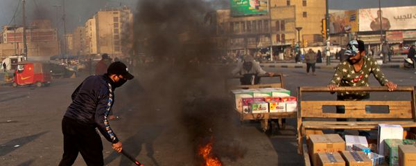 Протестующие устроили поджоги, чтобы закрыть улицы возле площади Тахрир во время демонстрации протеста против иранского ракетного удара (8 января 2020). Багдад - Sputnik Армения