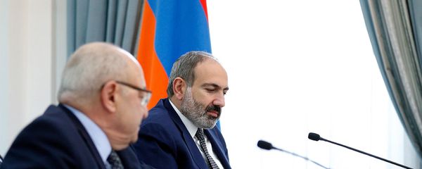 Премьер-министр Никол Пашинян принял членов Общественного совета во главе с председателем совета Вазгеном Манукяном (19 апреля 2019). Еревaн Премьер-министр Никол Пашинян принял членов Общественного совета во главе с председателем совета Вазгеном Манукяном (19 апреля 2019). Еревaн - Sputnik Армения
