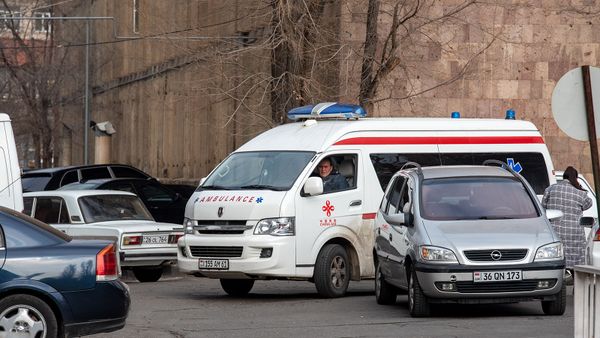 Автомобиль скорой помощи у медцентра Сурб Григор Лусаворич - Sputnik Армения