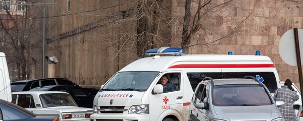 Автомобиль скорой помощи у медцентра Сурб Григор Лусаворич - Sputnik Արմենիա