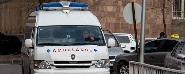 Автомобиль скорой помощи у медцентра Сурб Григор Лусаворич Автомобиль скорой помощи у медцентра Сурб Григор Лусаворич - Sputnik Армения