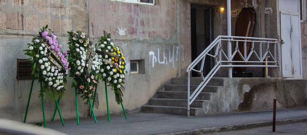 Поминальные венки убитой 16-летней девушки Сары Карапетян - Sputnik Армения