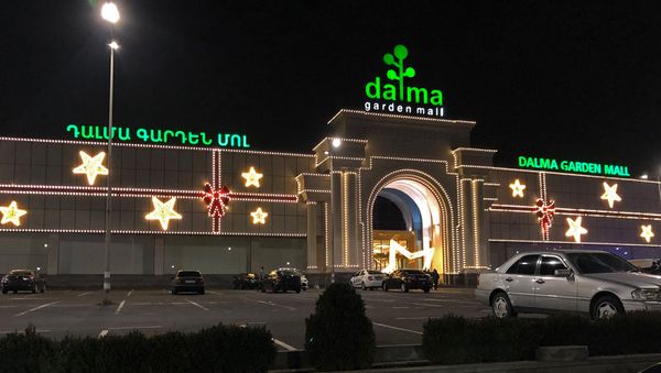 ТЦ Далма Гарден Молл после эвакуации - Sputnik Армения