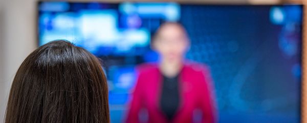 Девушка смотрит телевизор - Sputnik Армения