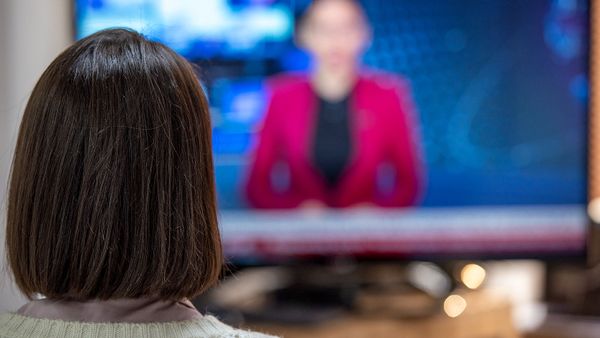 Девушка смотрит телевизор - Sputnik Армения