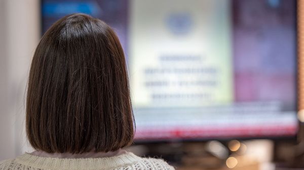 Девушка смотрит телевизор - Sputnik Армения