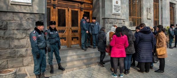 Акция протеста матерей пропавших из роддома детей перед зданием генпрокуратуры Армении (10 января 2020). Еревaн - Sputnik Արմենիա