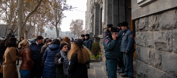 Акция протеста матерей пропавших из роддома детей перед зданием генпрокуратуры Армении (10 января 2020). Еревaн - Sputnik Армения
