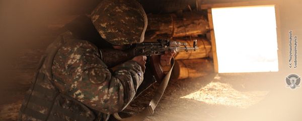 Армянский военнослужащий во время боевого дежурства Армянский военнослужащий во время боевого дежурства - Sputnik Армения