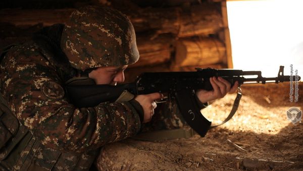 Армянский военнослужащий во время боевого дежурства Армянский военнослужащий во время боевого дежурства - Sputnik Արմենիա