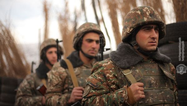 Армянские военнослужащие на смене боевого дежурства Армянские военнослужащие на смене боевого дежурства - Sputnik Армения