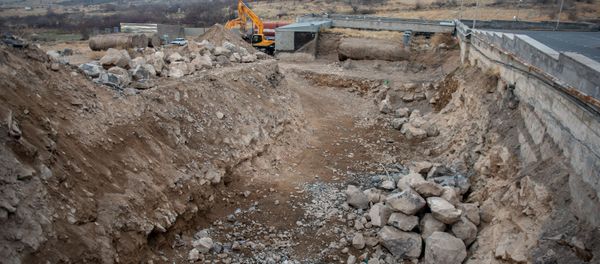 Строительные работы рядом с ТЦ Далма Гарден Молл (10 января 2020). Ереван - Sputnik Армения