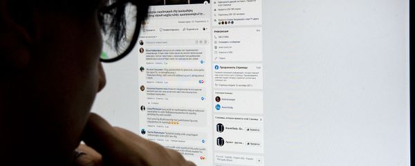 Пользователь соц.сети Facebook читает коментарии поста - Sputnik Արմենիա