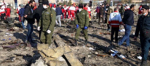 Спасатели у обломков потерпевшего крушение украинского самолета с 176 пассажирами возле аэропорта Имама Хомейни (8 января 2020). Тегеран Спасатели у обломков потерпевшего крушение украинского самолета с 176 пассажирами возле аэропорта Имама Хомейни (8 января 2020). Тегеран - Sputnik Армения