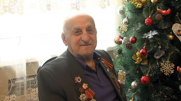 Глава Пятигорска Андрей Скрипник поздравил со столетним юбилеем Ивана Аракеловича Саркисяна (10 января 2020). Пятигорск - Sputnik Արմենիա