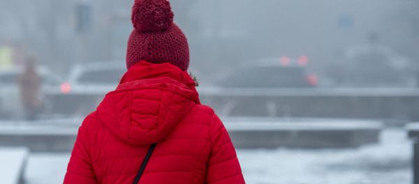 Девушка в красном зимним утром Девушка в красном зимним утром - Sputnik Արմենիա