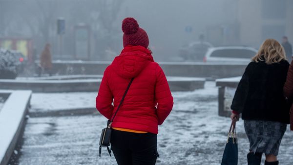 Девушка в красном зимним утром Девушка в красном зимним утром - Sputnik Армения