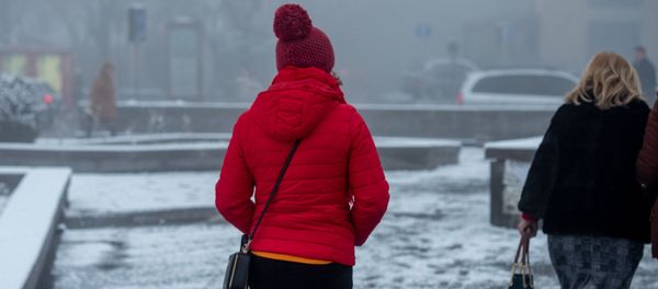 Девушка в красном зимним утром - Sputnik Армения