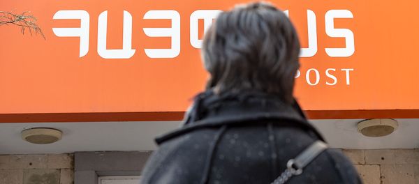 Прохожая у отделения почты Прохожая у отделения почты - Sputnik Արմենիա