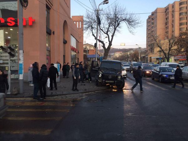 Крупное ДТП в Ереване — водитель ящика влетел в светофор Крупное ДТП в Ереване — водитель ящика влетел в светофор - Sputnik Армения