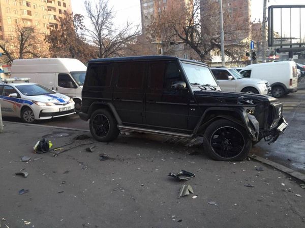 Крупное ДТП в Ереване — водитель ящика влетел в светофор Крупное ДТП в Ереване — водитель ящика влетел в светофор - Sputnik Армения