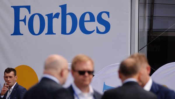 У баннера с логотипом Forbes на Экономическом форуме в городе Крыница-Здруй. - Sputnik Армения
