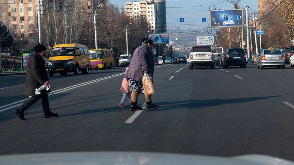 Пешеход неправильно переходящий улицу - Sputnik Армения
