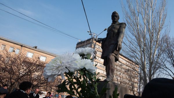 Возложение цветов к памятнику Александра Грибоедова (15 января 2020). Еревaн - Sputnik Армения