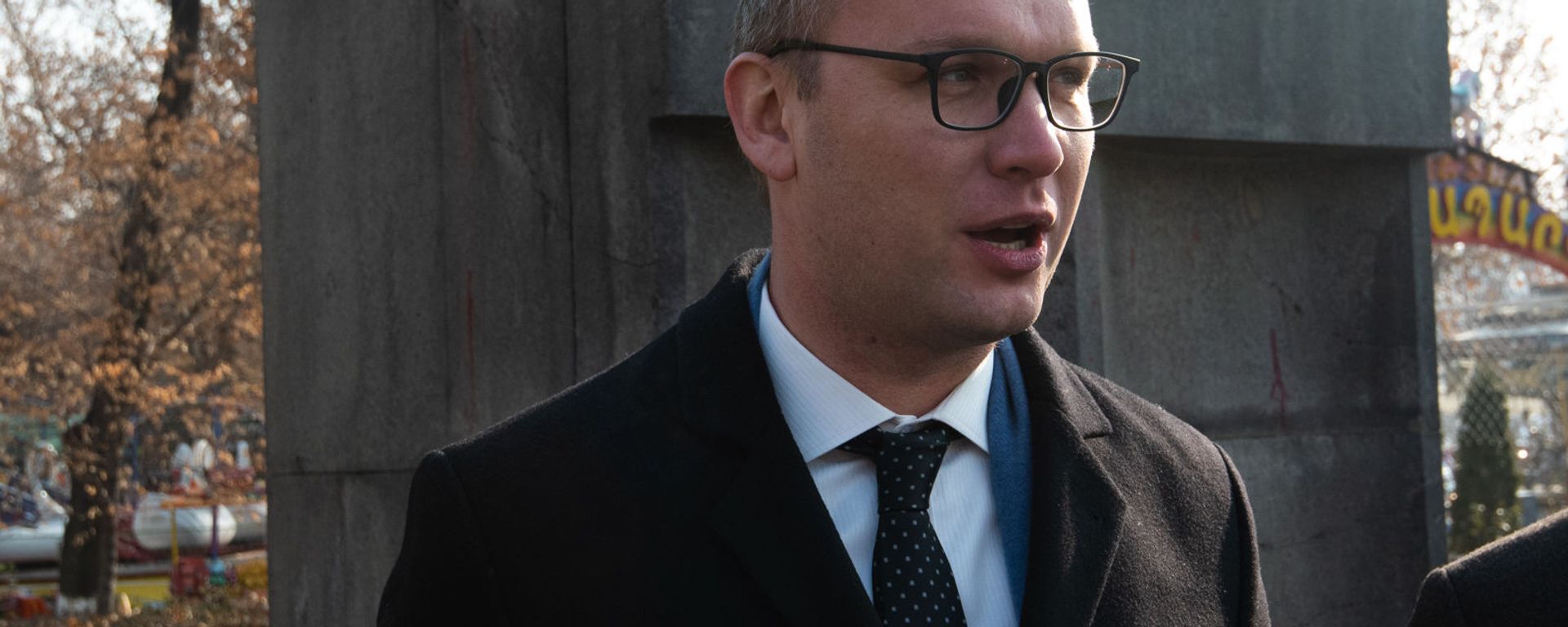 Алексей Сандыков во время возложения цветов к памятнику Александра Грибоедова (15 января 2020). Еревaн - Sputnik Армения, 1920, 16.11.2021