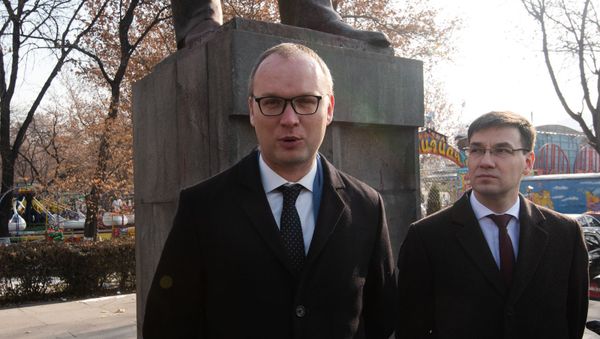 Алексей Сандыков и Павел Курочкин (справа) во время возложенив цветов к памятнику Александра Грибоедова (15 января 2020). Еревaн - Sputnik Армения