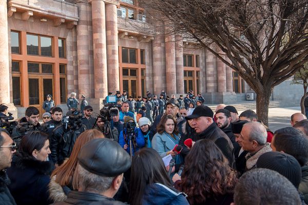 Баллы вывели таксистов на улицу: у правительства Армении идет акция протеста Баллы вывели таксистов на улицу: у правительства Армении идет акция протеста - Sputnik Армения