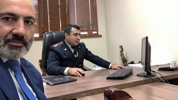 Селфи премьер-министра Никола Пашиняна из кабинета следователя СК Армении (14 января 2020). Еревaн Селфи премьер-министра Никола Пашиняна из кабинета следователя СК Армении (14 января 2020). Еревaн - Sputnik Արմենիա