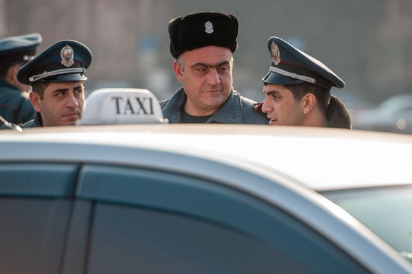 Полицейские во время акции протеста водителей на площади Республики (15 января 2020). Еревaн Полицейские во время акции протеста водителей на площади Республики (15 января 2020). Еревaн - Sputnik Армения