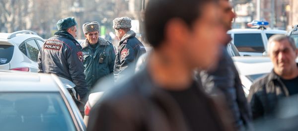 Полицейские во время акции протеста водителей на площади Республики (15 января 2020). Еревaн - Sputnik Արմենիա