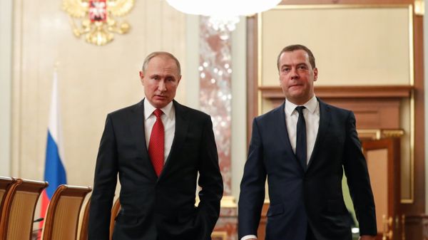 Президент России Владимир Путин и председатель правительства Дмитрий Медведев перед встречей с членами правительства после отставки (15 января 2020). Москвa - Sputnik Армения