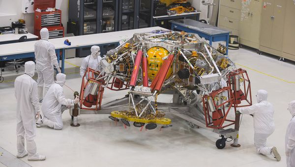 Инженеры и техники НАСА перемещают ступень спуска космического аппарата Mars 2020 во время медиа-тура в Лаборатории реактивного движения НАСА (27 декабря 2019 ). Пасаденa - Sputnik Արմենիա