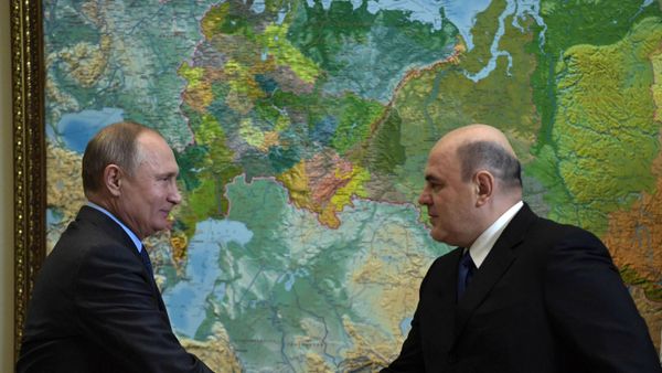 Президент РФ Владимир Путин и руководитель Федеральной налоговой службы (ФНС) Михаил Мишустин (справа) во время встречи (20 ноября 2018). Сочи - Sputnik Армения