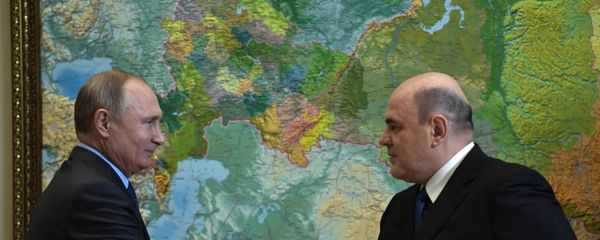 Президент РФ Владимир Путин и руководитель Федеральной налоговой службы (ФНС) Михаил Мишустин (справа) во время встречи (20 ноября 2018). Сочи - Sputnik Արմենիա