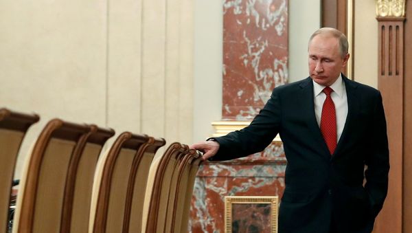 Владимир Путин и пустые стулья подавших в отставку членов Правительства РФ (15 января 2020). Москва - Sputnik Армения