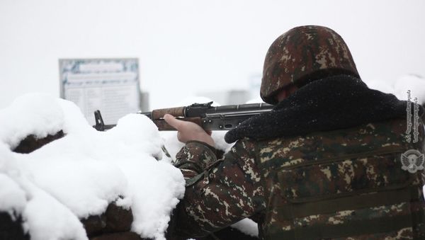 Армянские военнослужащие на практических занятиях по стрельбе - Sputnik Армения