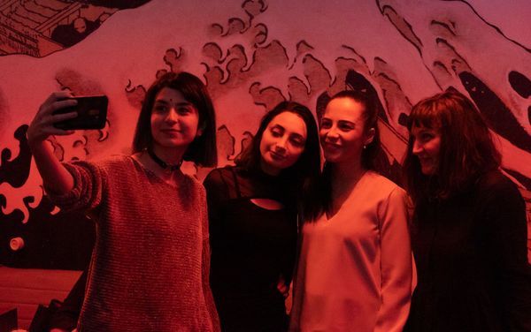 Roomz սրճարանի այցելուները սելֆի են անում Քաղաքացիական ավիացիայի կոմիտեի նախագահ Տաթևիկ Ռևազյանի հետ Roomz սրճարանի այցելուները սելֆի են անում Քաղաքացիական ավիացիայի կոմիտեի նախագահ Տաթևիկ Ռևազյանի հետ - Sputnik Արմենիա